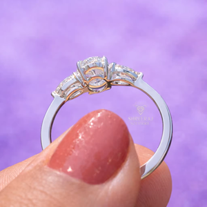แหวนเพชรทรงรีเพาะเลี้ยงในห้องปฏิบัติการ ทองคำแท้ 14K 18K แหวนเพชรสามเม็ด 1 กะรัต/2 กะรัต/3 กะรัต DEF VVS รับรองโดย IGI แหวนแต่งงาน ODM - Product Image 4
