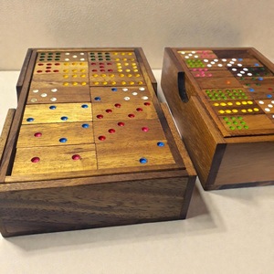 Juego de Dominó Doble Seis de Madera de Colores ILAHI, 28 Piezas, Ecológico, Tallado y Grabado, Diseño Antiguo, Caja Rectangular Alta de Madera - Product Image 5