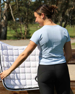 Haut d'équitation pour femme à manches courtes, respirant, léger, en tissu extensible, disponible en OEM - Product Image 2