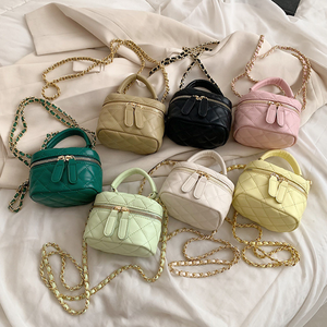 Sac à bandoulière structuré noir matelassé à motif géométrique avec fermeture éclair et sangle unique, idéal pour les trajets quotidiens - Product Image 6