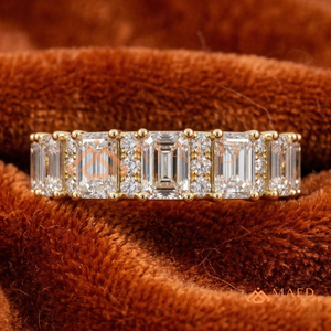 แหวนทองคำ 14k หรือ 18k สีเหลืองทอง ขัดเงาอย่างดี ประดับเพชรสำหรับวันครบรอบ หรือแหวนโมเสคเพชรทรงมรกตและทรงกลม - Product Image 4