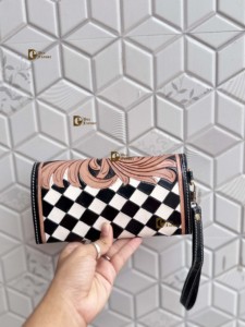 กระเป๋าคลัทช์หนังแท้สำหรับผู้หญิงทำมือดีไซน์เนอร์ไม่เหมือนใครทำด้วยมือเคสโทรศัพท์ลายหมากรุกที่ทันสมัย - Product Image 3