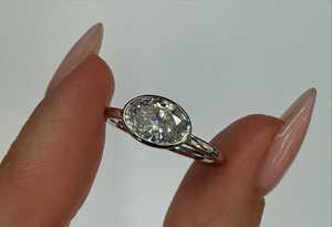 Anillo de compromiso solitario horizontal de oro macizo de 14K/18K con diamante ovalado cultivado en laboratorio de 1 quilate, venta al por mayor del fabricante - Product Image 6