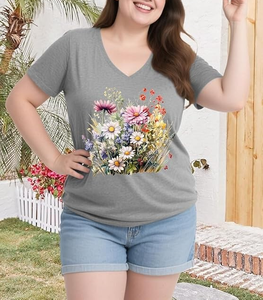 เสื้อยืดผู้หญิงคอวี พิมพ์ลายดอกไม้ ผ้าฝ้าย 100% คุณภาพสูง สำหรับฤดูร้อนปี 2026 รับผลิตตามแบบ (OEM)  พร้อมสกรีนโลโก้  ไซส์ใหญ่ - Product Image 1