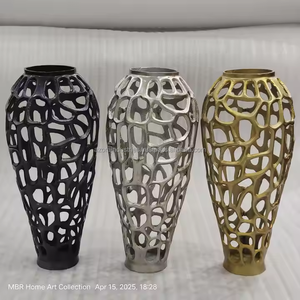 Moderno Florero de Aluminio Hecho a Mano con Relieve Plateado, Ecológico, Decoración de Mesa para el Hogar de Azora Industries - Product Image 4