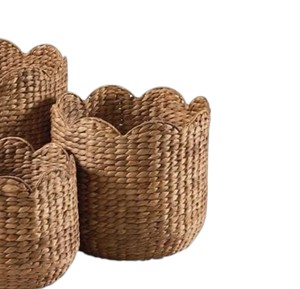Panier en jacinthe d'eau tressé à la main, durable, style vintage, avec bord festonné et finition naturelle - Product Image 2