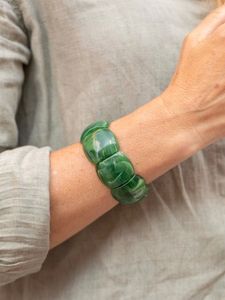 Bracelet en résine de mode haut de gamme avec finition décorative de luxe, accessoire de poignet moderne pour femmes dans le monde entier - Product Image 1
