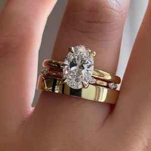Bague moderne solitaire à trois bandes en or jaune 14 carats avec diamant de laboratoire taille ovale pour femme, cadeau de mariage pour demoiselle d'honneur, bijoux de charme - Product Image 4