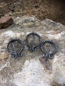 Broche torsadée en fer forgé faite à la main, style pénannulaire médiéval viking antique, pour vêtements/cape - Product Image 3