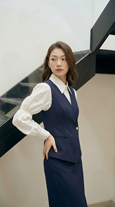 Ensemble tailleur femme prêt à expédier : gilet bleu marine, jupe et chemisier blanc – Tenue professionnelle formelle – Faible MOQ – Prix usine - Product Image 6