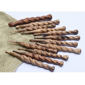 Crochets en bois faits à la main pour le tricot et l'artisanat - Product Image 2