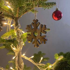 Ornement flocon de neige en bois à suspendre, décoration traditionnelle artisanale pour l'intérieur, cadeau pour la décoration de l'arbre de Noël par Curio Craft - Product Image 1