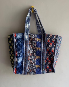 Sac fourre-tout matelassé patchwork avec imprimé floral et motif tigre, poignées rayées bleues, tissu tissé 100% coton - Product Image 1