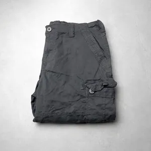 Pantalones Cortos Cargo Gris Oscuro Personalizados para Hombre con Bolsillos Cargo con Solapa y Botón, Bolsillos Delanteros Diagonales, Dobladillo Inferior con Triple Costura, Lisos - Product Image 4