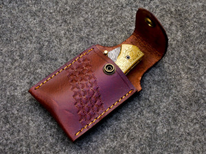 Cuchillo Plegable de Acero de Damasco Hecho a Mano con Mango de Latón Grabado y Funda de Cuero - Cuchillo de Bolsillo EDC Personalizado con Bloqueo Liner Lock - Product Image 5