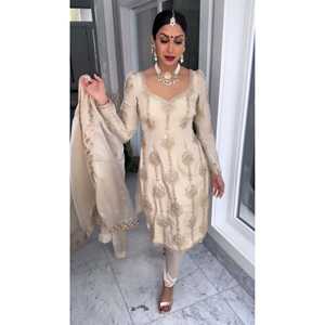 Ensemble de vêtements de fête chic pour femmes, haut et bas en soie chinon pure lourde et dupatta - pour les occasions spéciales - Product Image 4