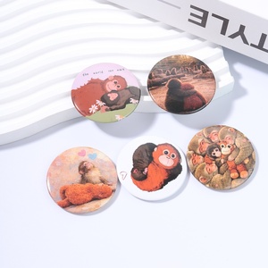Spilla in latta con simpatico scimmietto, design cartone animato, con la scritta 'The <span class=keywords><strong>World</strong></span> Can Wait', distintivo da risvolto, gioiello a tema animale, regalo per amici - Product Image 3