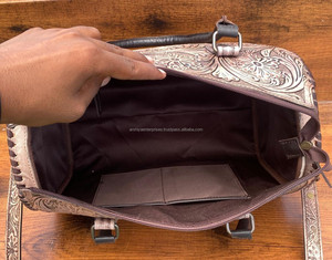 Sac de voyage exclusif personnalisable en cuir véritable usiné à la main avec motif floral et carte complexes pour une utilisation en extérieur - Product Image 6