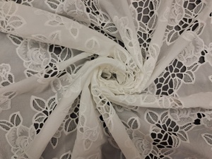 Tissu en dentelle guipure GPO en rayonne blanche de qualité supérieure – Textile de luxe brodé de feuilles florales pour vêtements et robes - Product Image 6