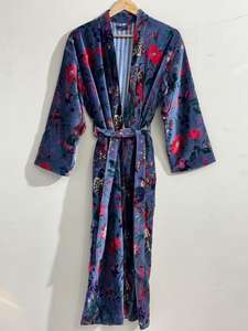 Bata Kimono de Terciopelo Hecha a Mano: Chaqueta Boho con Estampado Floral - Product Image 5