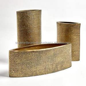 Macetero de metal hecho a mano para uso decorativo en jardinería con acabado artístico, perfecto para interiores rústicos modernos. - Product Image 6