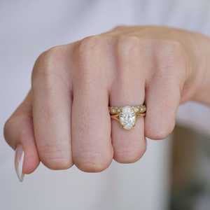Anillos de boda de oro texturizado con diamantes de laboratorio, anillos apilables minimalistas de oro macizo de 14K y 18K con engaste redondo para mujer, joyería. - Product Image 4