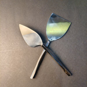 Ensemble d'outils à fromage en acier inoxydable à 4 pièces avec manche torsadé, comprenant une pelle à fromage, un couteau à pointes, une fourchette à fromage et un épandeur pointu - Product Image 5