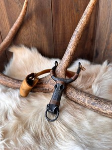 Slingshot artisanal en cuir avec cadre métallique et enveloppe en corde pour la chasse - Product Image 5