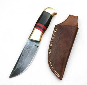 Outil de terrain artisanal en acier Damas, manche en corne noire et intercalaire rouge en laiton - Product Image 1
