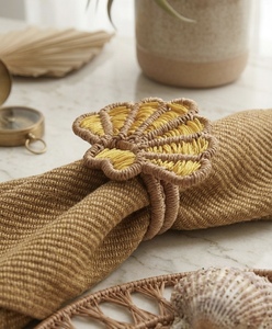 Anneau de serviette de table style cottagecore, jaune, en paille, pour maison de plage, cuisine côtière, style vintage, accent de table d'été, fait main - Product Image 3