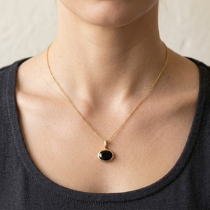 Colgante de Plata de Ley Chapado en Oro con Ónix Negro Ovalado de 10mm y Engaste de Bisel, con Anilla - Joyería de Regalo - Product Image 5