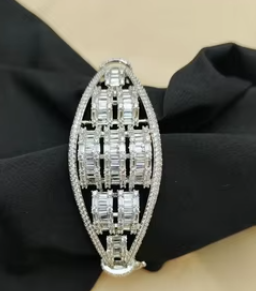 Charmant bracelet à la mode en zircon élégant avec ton argent étincelant pour les filles Design étincelant à la mode pour les femmes Party Wear - Product Image 2