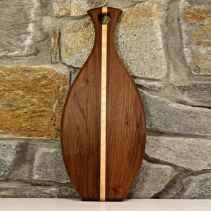Planche à découper élégante en bois de noyer, dotée d'un profil symétrique en forme de pagaie, accentué par une bande centrale saisissante, idéale pour couper les légumes. - Product Image 4