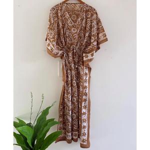 Vestido Kaftán Maxi de Algodón con Estampado de Bloques Marrones de Primera Calidad, Estilo Bohemio con Cuello en V, Manga Corta y Corte Holgado para Usar en Vacaciones - Product Image 1