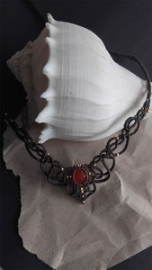 สร้อยคอทำมือจากเชือกถักมาคราเม่ พร้อมจี้คาร์เนเลียน ดีไซน์พิเศษ สายปรับได้ สีดำ เครื่องประดับเสริมพลัง - Product Image 2