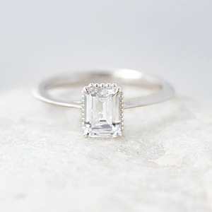 Bague de fiançailles solitaire en or blanc avec diamant de laboratoire taille émeraude et perles - Product Image 1