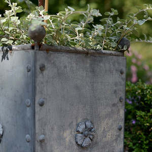 Jardinera Metálica Galvanizada para Exteriores con Acabado de Zinc, Decorativa con Flores Moradas, Contenedor de Jardín Hecho a Mano con el Mejor Diseño - Product Image 1