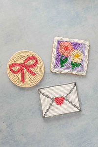 Ensemble de dessous-de-verre perlés faits à la main avec motifs floraux et enveloppes, jolies napperons de table ronds et carrés en tissu décoratif - Product Image 1