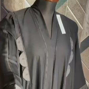 Dernière robe abaya moderne pour femmes musulmanes, style Moyen-Orient, en polyester fin et lisse, fabriquée au Pakistan - Product Image 4