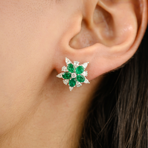 Boucles d'oreilles clous en or 18 carats style Art Nouveau avec diamant taille émeraude et fleur de perle - Product Image 1