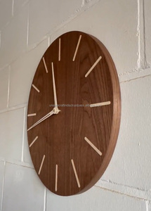 Horloge murale artisanale en résine et bois fusion avec design abstrait artistique pour intérieurs de maison contemporains et exclusifs - Product Image 4