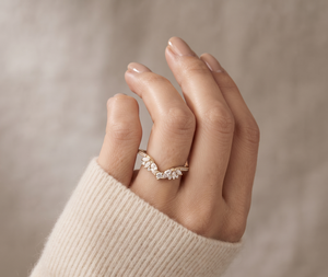 Bague de Fiançailles Minimaliste Courbée en Or Jaune 14K de Luxe avec Diamants en Grappe Marquise en V, Vente en Gros, OEM ODM - Product Image 6