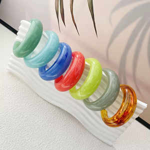 Nuevo Brazalete Abierto de Acetato y Lucite, Forma de C, Ancho y Voluminoso, de Alta Calidad, Estilo Moderno, Colorido, con Aspecto de Jadeíta, Artesanía en Resina - Product Image 1