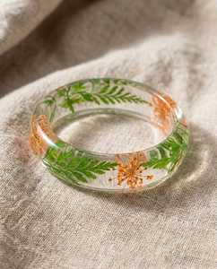 Bracelet en résine époxy fait main, motif floral, forme ronde, technique de moulage, artisanat de bijouterie - Product Image 6