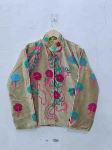 Manteau de mode bohème contemporain fait main en velours beige brodé Suzani, veste d'hiver à motif botanique d'art populaire indien - Product Image 2