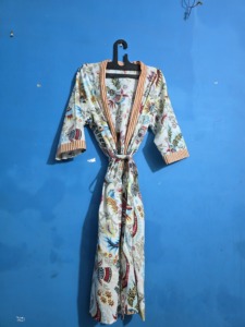 Bata de algodón de verano para mujer, estampado floral, manga larga, largo completo, estilo casual, kimono con cierre de cordón, ligera y suave, para la playa - Product Image 1