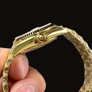 Reloj Mecánico de Hombre con Caja Redonda de Diseño Personalizado Hecha a Mano, Esfera con Números Romanos Verdes y Movimiento de Cuarzo Chapado en Oro - Product Image 2