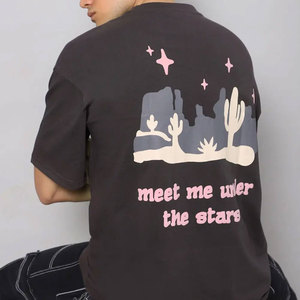 เสื้อยืดคอกลมแขนสั้นสีเทาเข้มสำหรับผู้ชายพิมพ์ลายกระบองเพชรทะเลทรายพบฉันใต้ดาวออกแบบสไตล์ลำลอง - Product Image 2