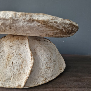 Vaisselle en papier mâché biologique d'inspiration antique Plateau de table basse et bol piédestal texturé décoratif Unique et élégant - Product Image 5