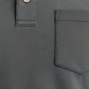 Polo à manches courtes gris foncé pour homme avec poche poitrine, design uni tricoté décontracté, coupe classique - Product Image 5